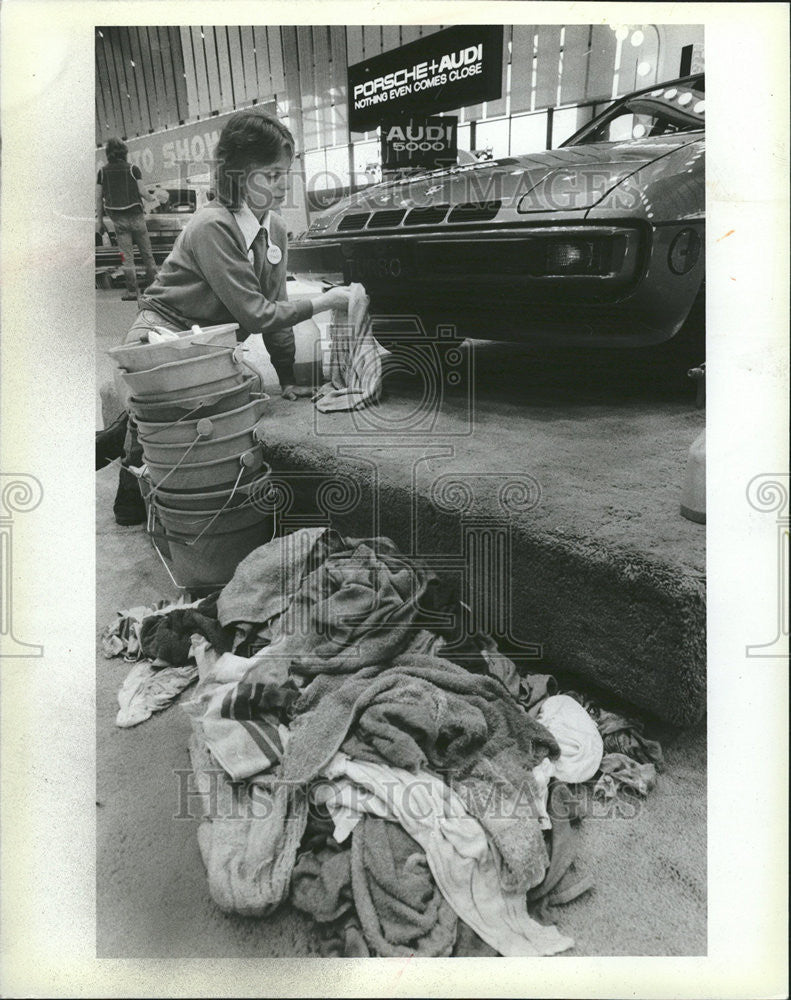 1982 Press Photo Pat Ponce Porsche Stagehand McCormick Place Boat Tail CCL - Historic Images