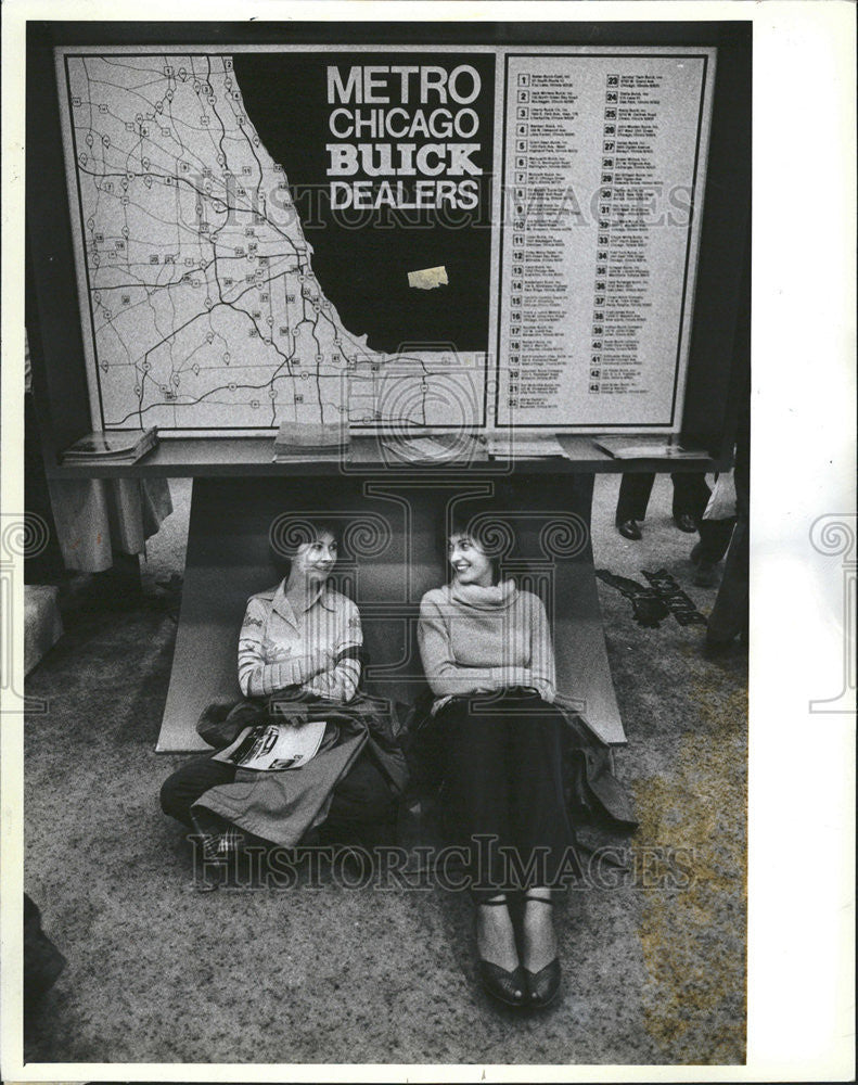 1982 Press Photo Ronna Lari linder Lean Display Panel Feet Chicago Auto Show - Historic Images