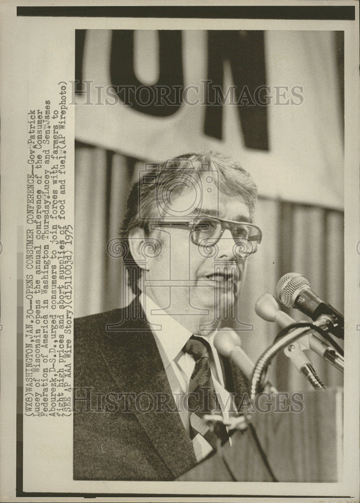 1975 Press Photo Patrick Lucey Consumer Federation America Governor Annual - Historic Images