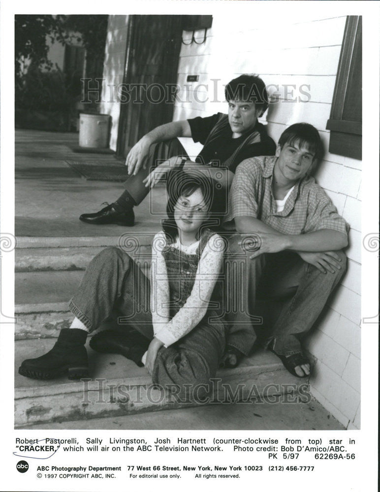 1997 Press Photo Robert Pastorelli Sally Livingston Josh Hartnett Cracker - Historic Images