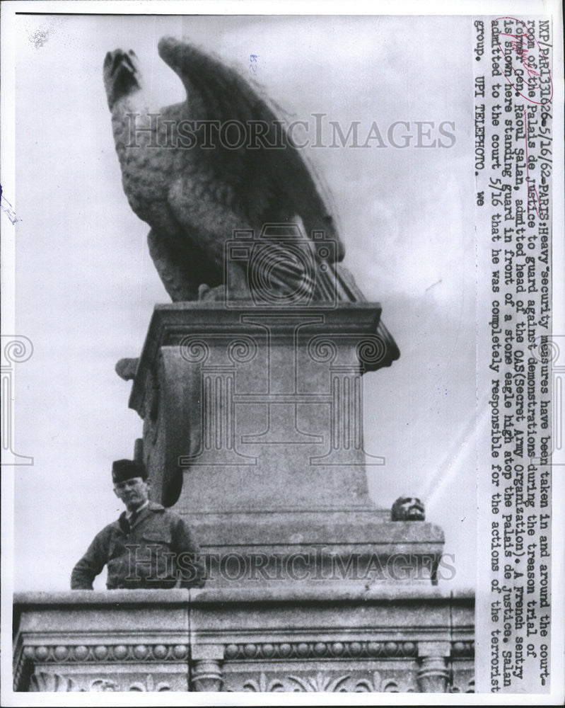 1962 Press Photo Gen Raoul Salan Palais de Justice demonstration treason trial - Historic Images