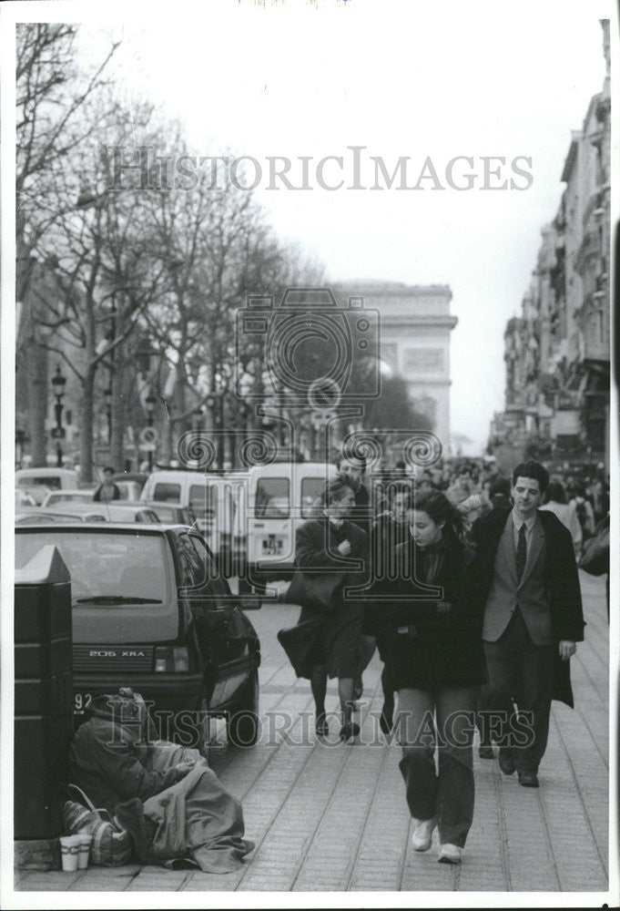 1990 Press Photo Beggars Champs Elysees France Cities Paris - Historic Images