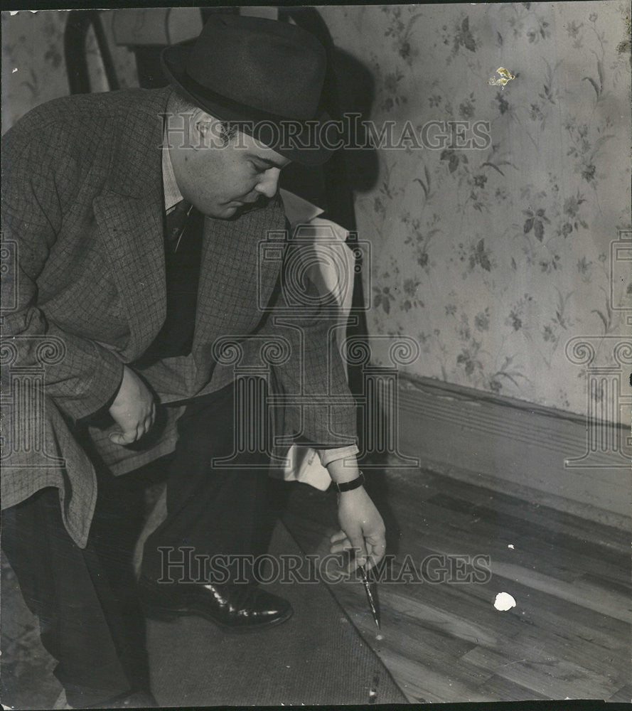 Press Photo Detective Evidence Pointing - Historic Images