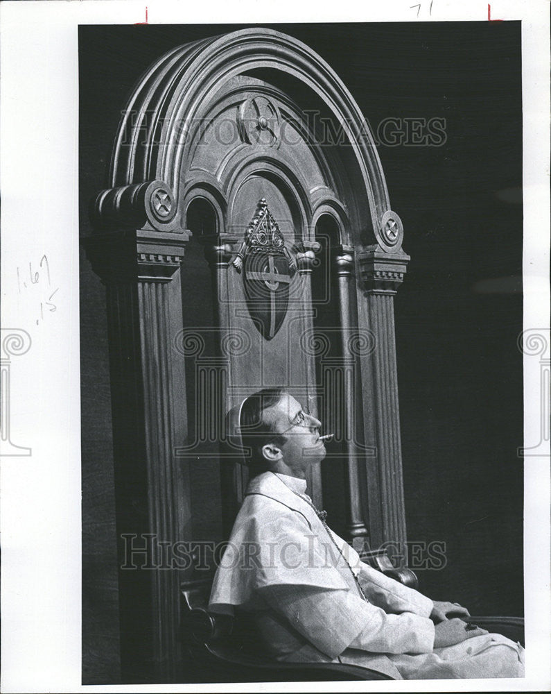 1972 Press Photo Hardrian  Gary Foster Play Obscure Englishman Imagine Pope - Historic Images