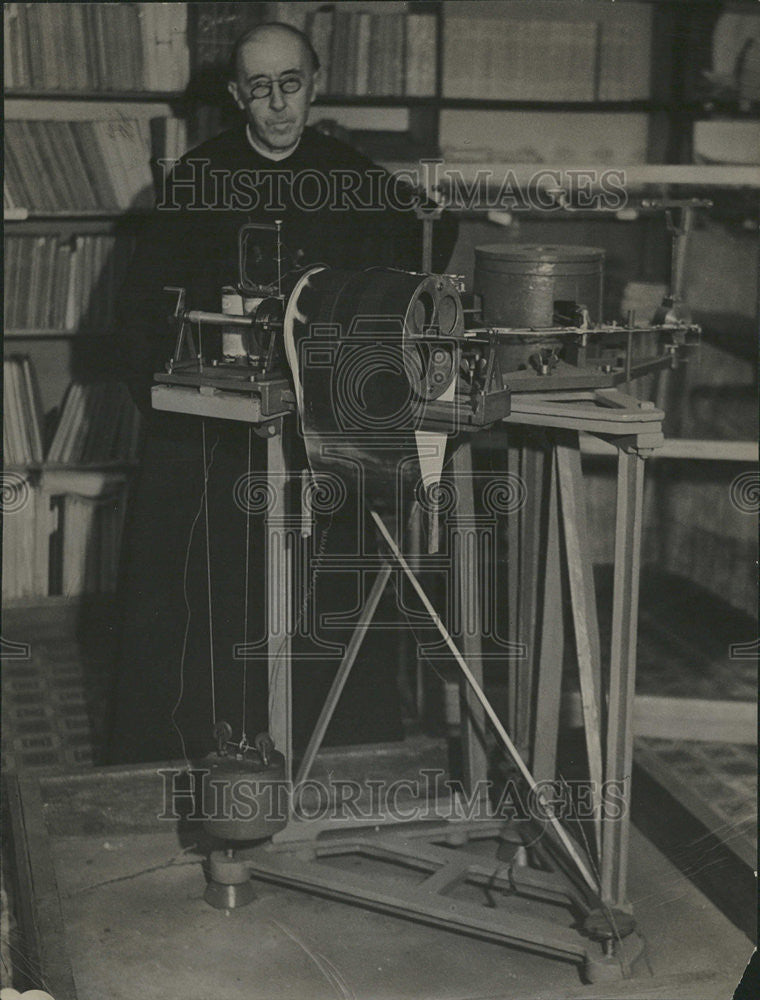 Press Photo Father ArmandForstall Regis College Machine Room Books - Historic Images