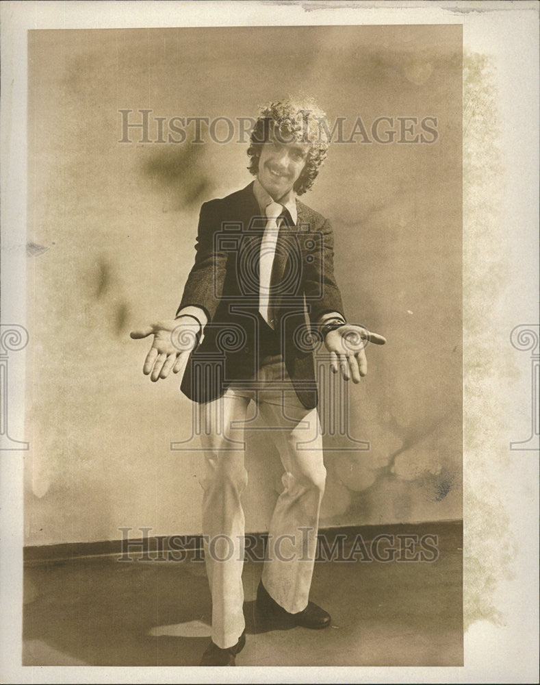 1972 Press Photo Poster Bryan Singer Pose Camera Millard Smith Tunes Music - Historic Images