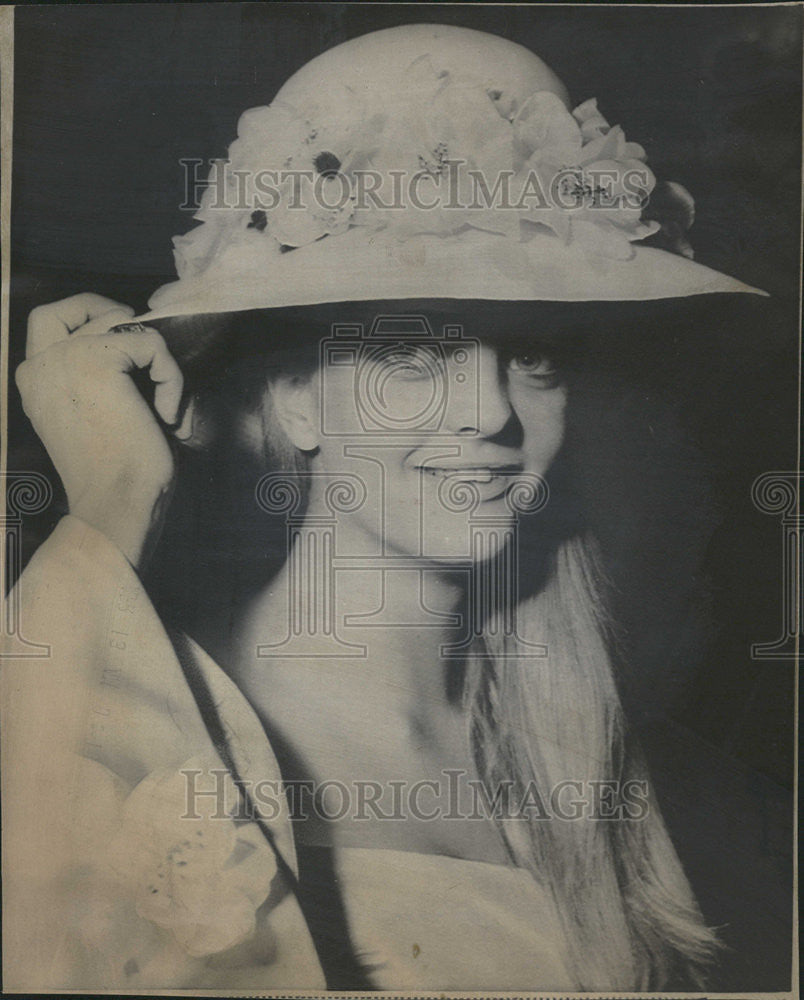 1967 Press Photo Arabella Churchill Adjusts Her Hat - Historic Images