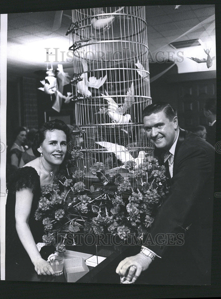 1959 Press Photo Robert Cleghorn Cage Penguins Flowers Poses Dean Conger - Historic Images