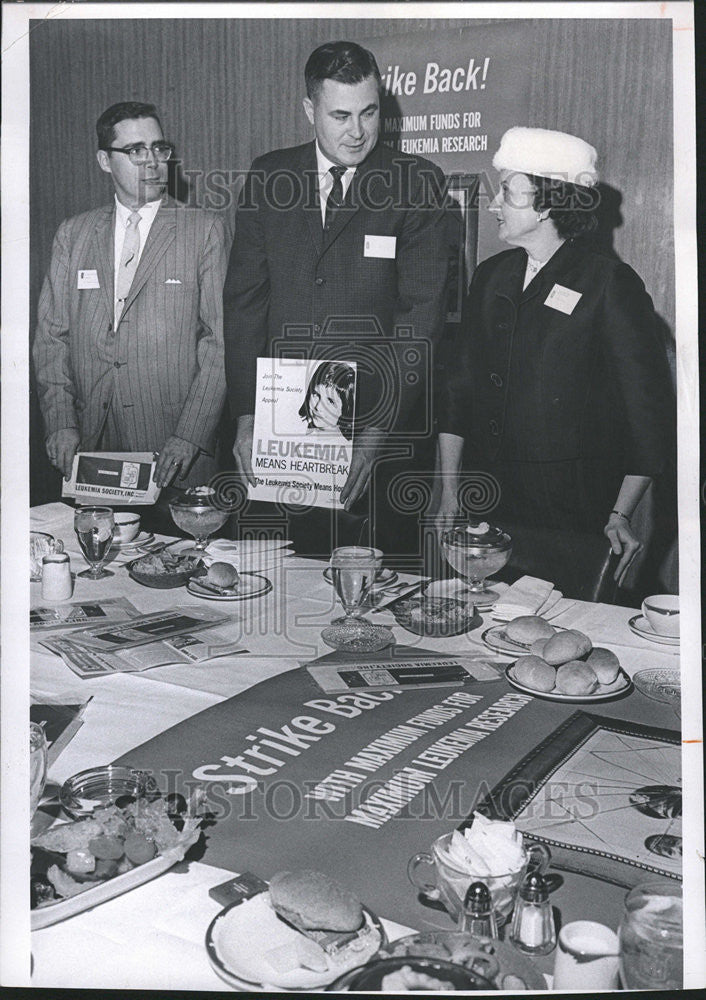 1963 Press Photo Dr Robert Collier medical adviser Frank McGregor - Historic Images