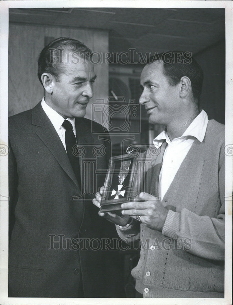 1961 Press Photo Charles Collingwood Returns Host Person Person Joey Bishop - Historic Images