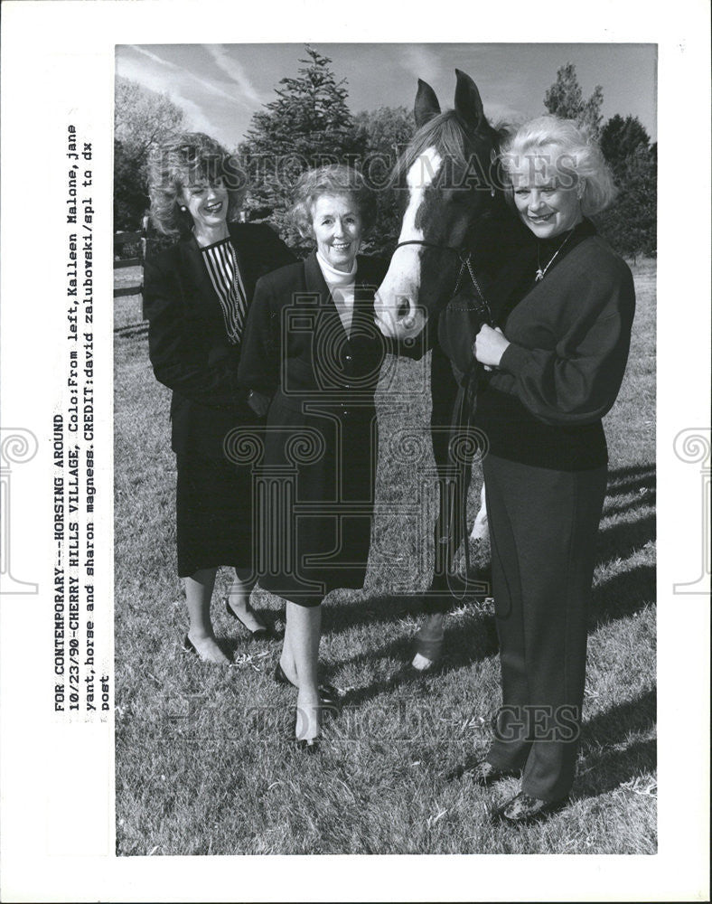 1990 Press Photo Kalleen Malone, Jane Yant and Sharon Magness With Horse - Historic Images