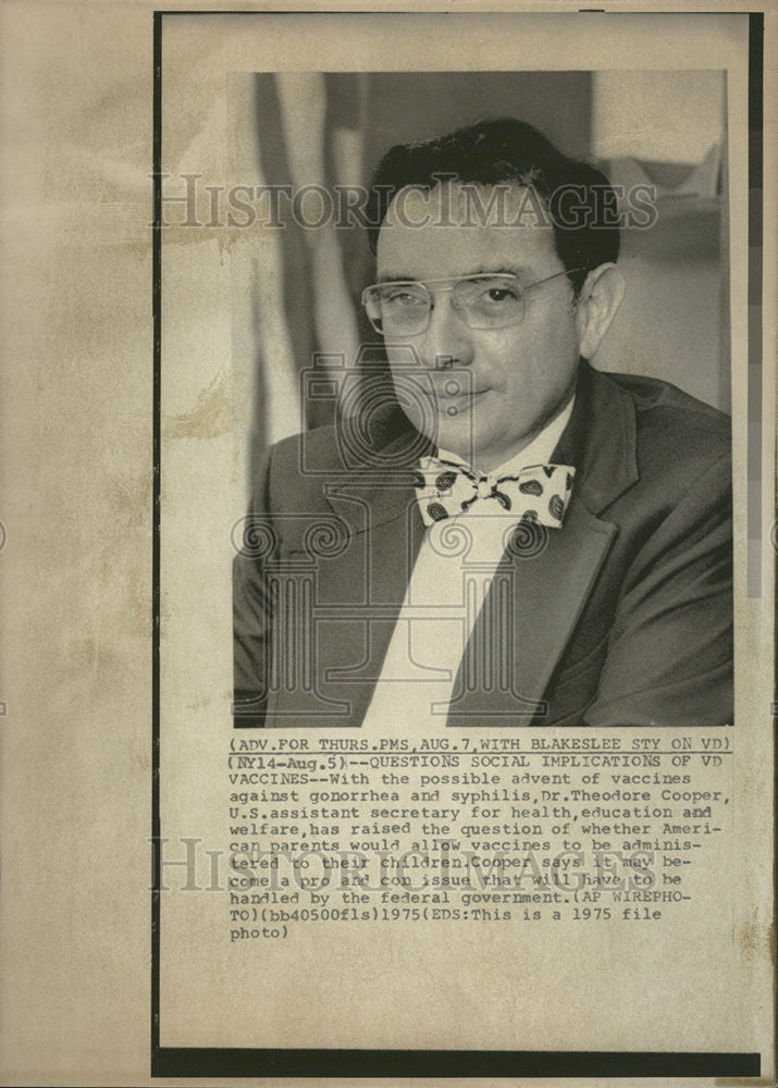 1975 Press Photo Dr. Cooper raised question on VD vaccines for children - Historic Images