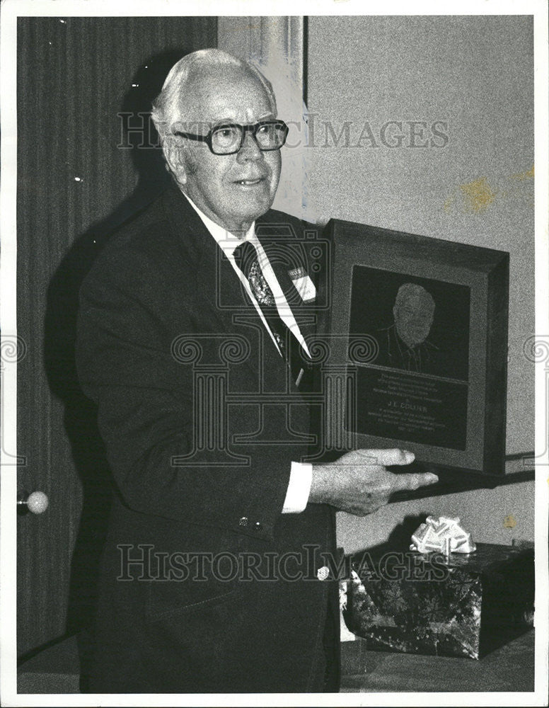 1978 Press Photo Collier honored as 1977 member of the year. - Historic Images