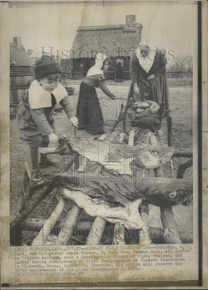 1921 Press Photo Mrs Joanna Doll garbed pilgrim costume Renee Couter Fish Turkey - Historic Images