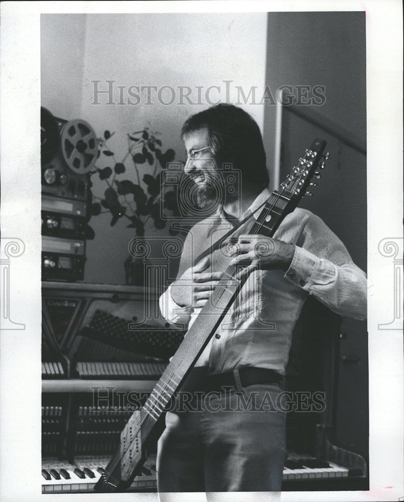 1977 Press Photo Emmett Chapman Musician - Historic Images