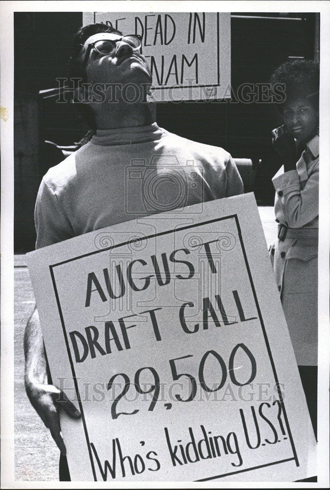 1969 Press Photo Joe Mulligan Draft Picket - Historic Images