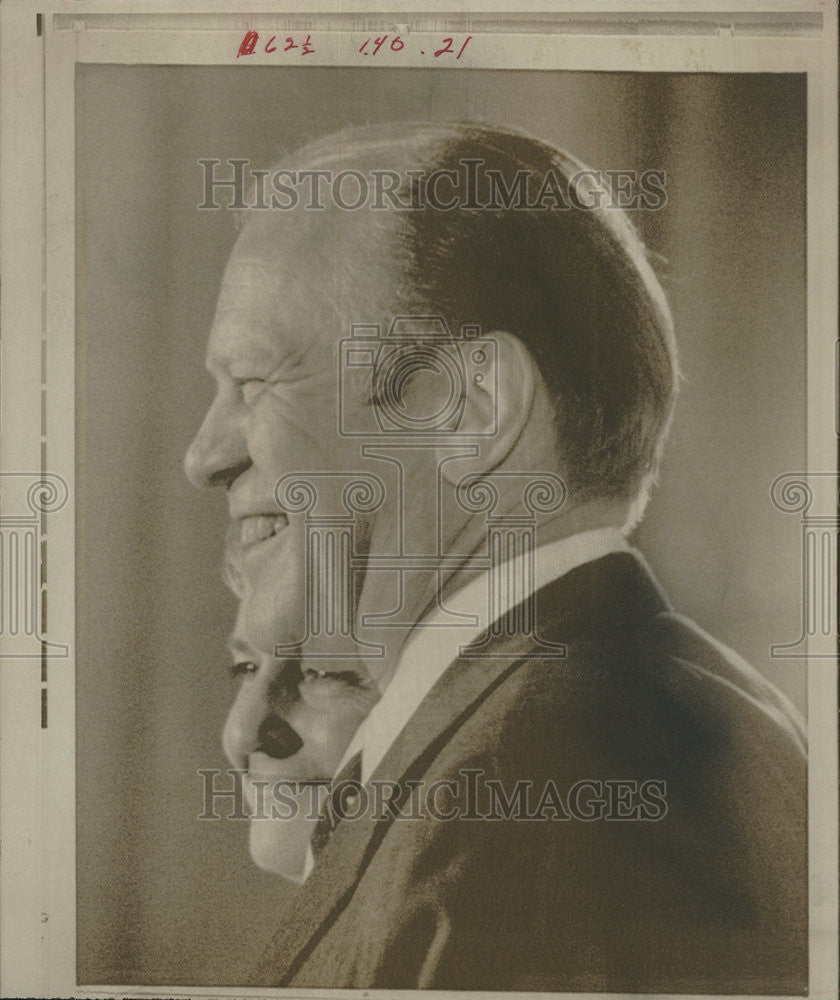 1974 Press Photo President Gerald Ford smiles stands wife sworn United States - Historic Images