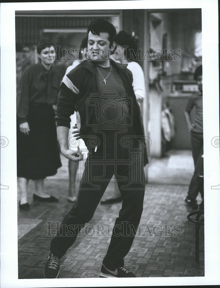 Press Photo back itch works Paul Rodriguez comedian Paul Rivera Norman Lear - Historic Images