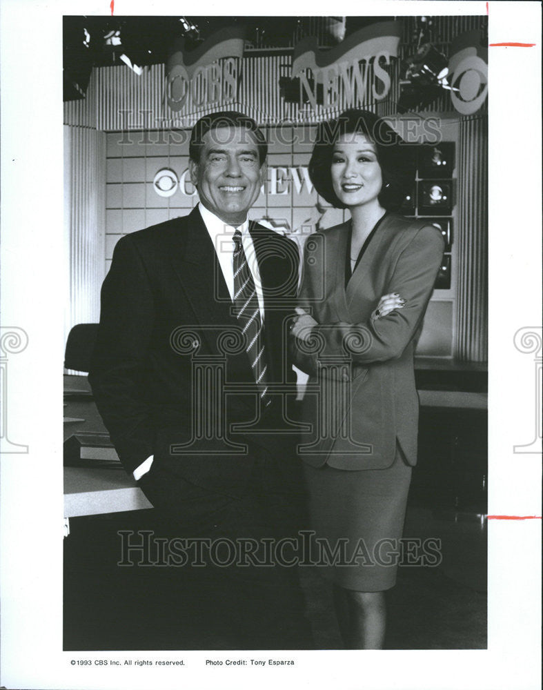 1995 Press Photo CBS News Correspondent Connie Chung Dan Rather Evening News - Historic Images