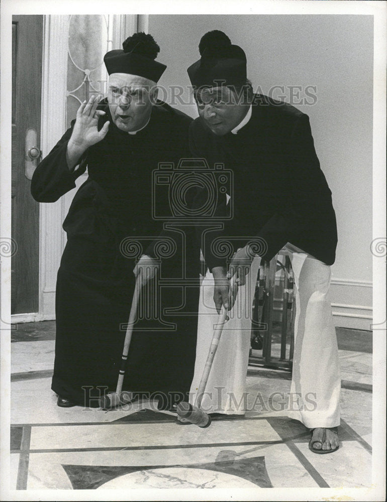 1975 Press Photo George Ede Father Tom Ved Banhu John croquet Boston India Snap - Historic Images