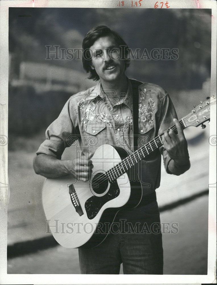 1973 Press Photo Tom Chapin Folk Singer program Make Wash Guitar Snap Pose - Historic Images