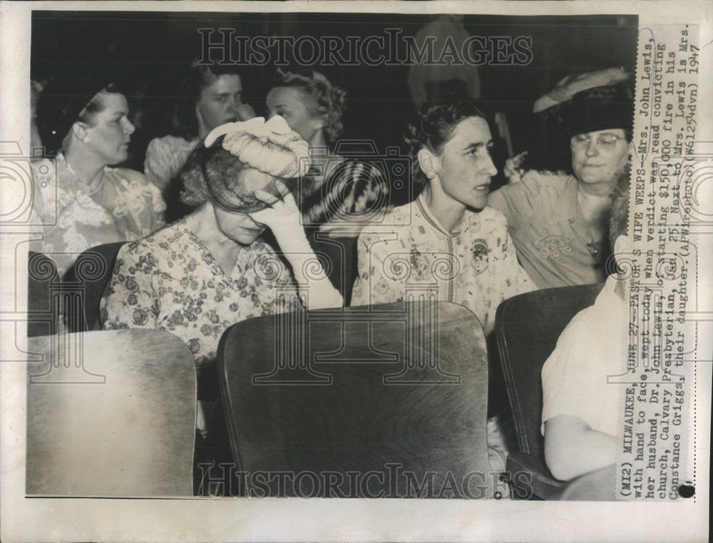 1947 Press Photo Mrs John Lewis Pastor wife weep Presbyterian Griggs Hand - Historic Images