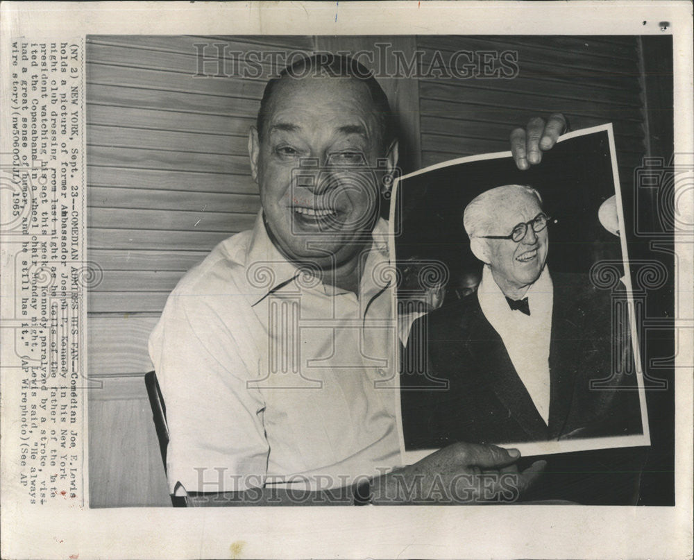 1965 Press Photo Comedian Joe Lewis Holds Picture of Former Ambassador - Historic Images