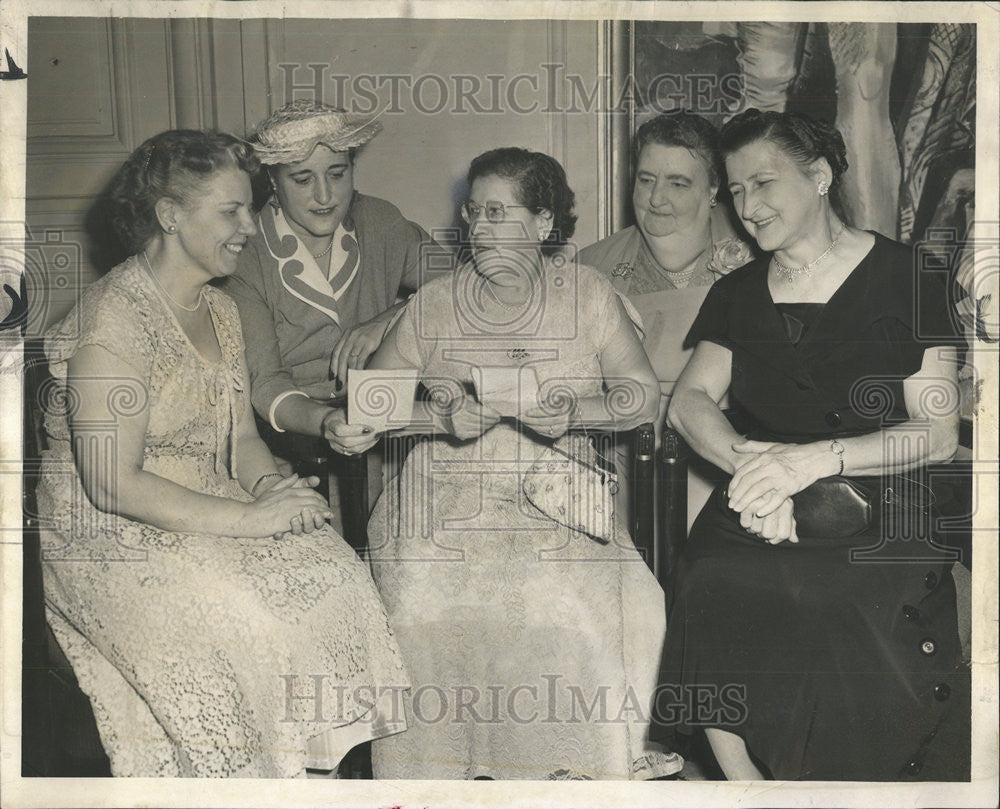 1953 Press Photo Eleanor Mueller Secretary Union Label Council Loretta Fox Snap - Historic Images