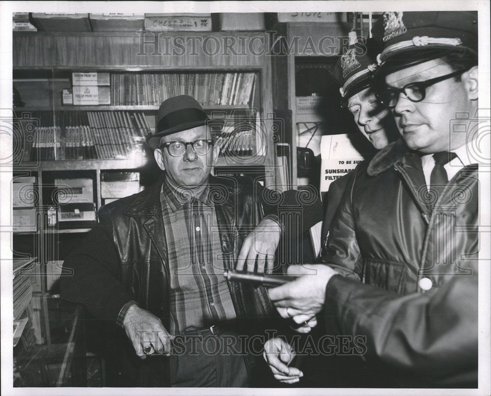 1962 Press Photo Marks Levins Store Owner Shot Robber Death Joe Solon - Historic Images