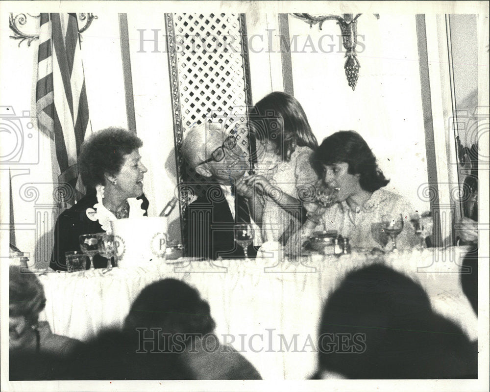 1980 Press Photo Hope McCormick kiss John Anderson Susan Karen children China - Historic Images