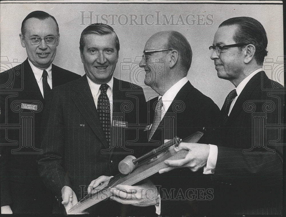 1973 Press Photo Executives Continental Bank Continental Illinois Corp Company - Historic Images