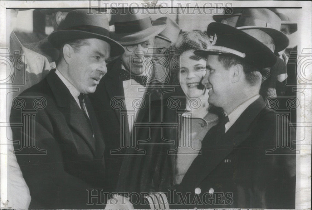 1954 Press Photo Mayor Richard C. Lee Captain Henrik Kurt Carlsen Flying Enterpr - Historic Images