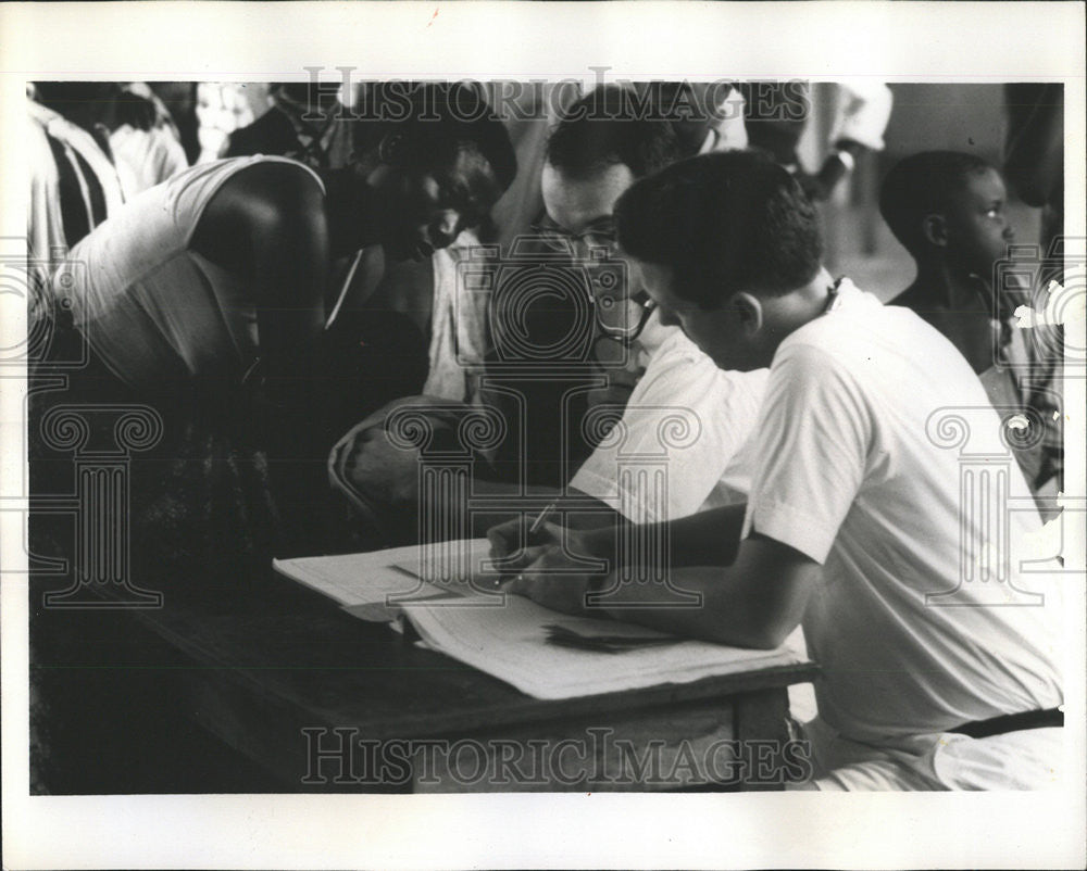 Press Photo Doctor Paul Carlson Clinic Wasolo Congo American Medical Student - Historic Images