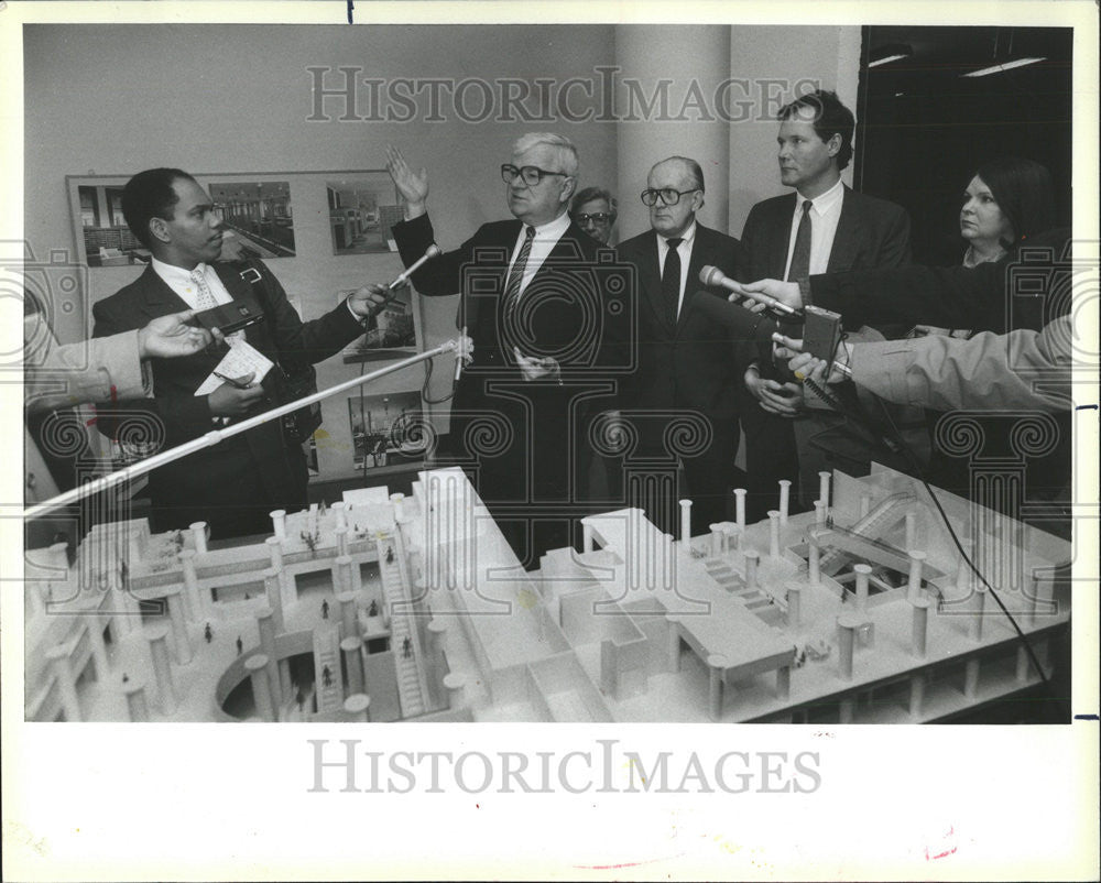 1986 Press Photo Chicago Library Commissioner John Duff - Historic Images