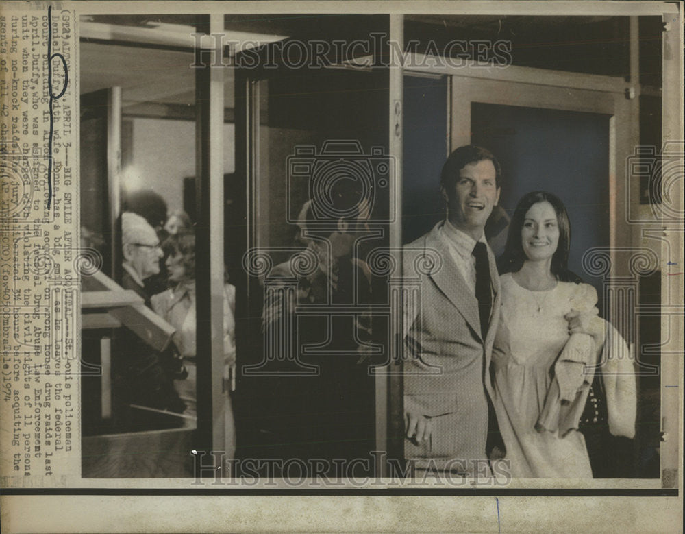 1974 Press Photo Louis Policeman Daniel Duffy Donna Alton House Drug Smile Wife - Historic Images