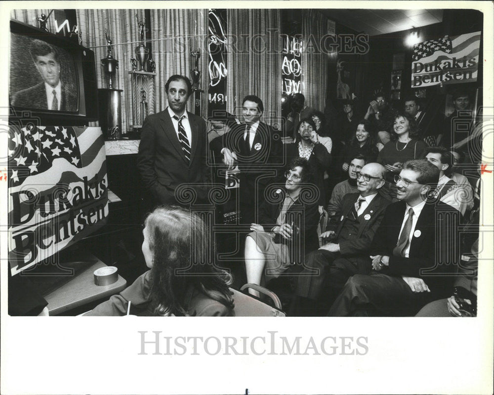 1988 Press Photo Michael Dukakie Billy Goat Tavern Lower Michigan Avenue Watch - Historic Images