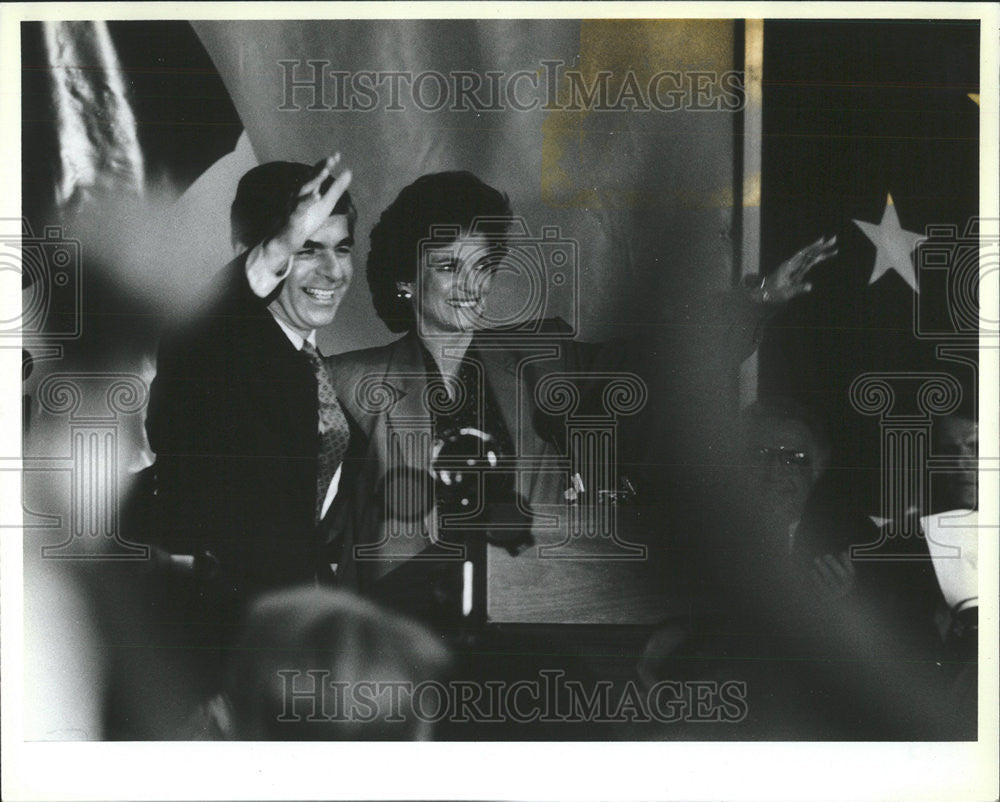 1988 Press Photo Kitty and Michael Dukakis wave goodbye to the sudience - Historic Images