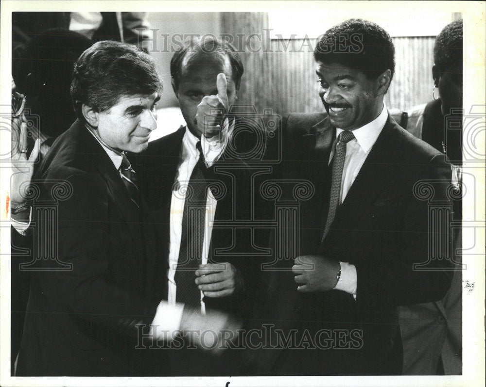 1986 Press Photo Dukakis Leave Stage Aid Timothy Evan Michael election Campaign - Historic Images