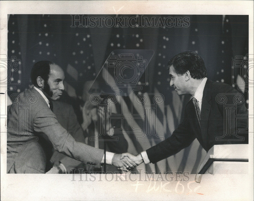 1988 Press Photo Earl Graves Gov Michael Dukakis MCGraw Northwestern democratic - Historic Images