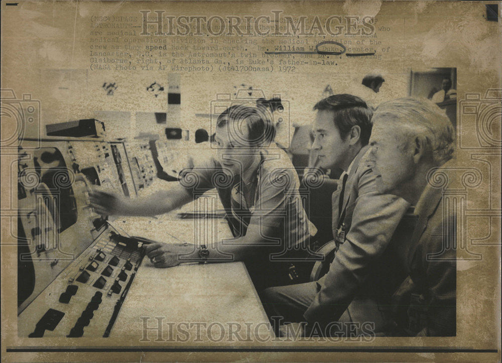 1972 Press Photo Apollo Astronaut Charles Duke Medical Doctors - Historic Images