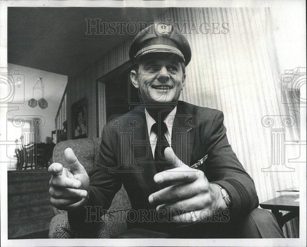 1976 Press Photo United Air Lines Caption Jimmy Carter - Historic Images