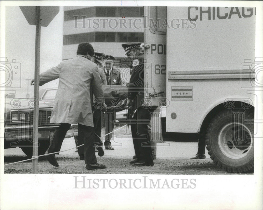 1982 Press Photo Slain Officer James Carlson Police Squadrol Richard Police - Historic Images