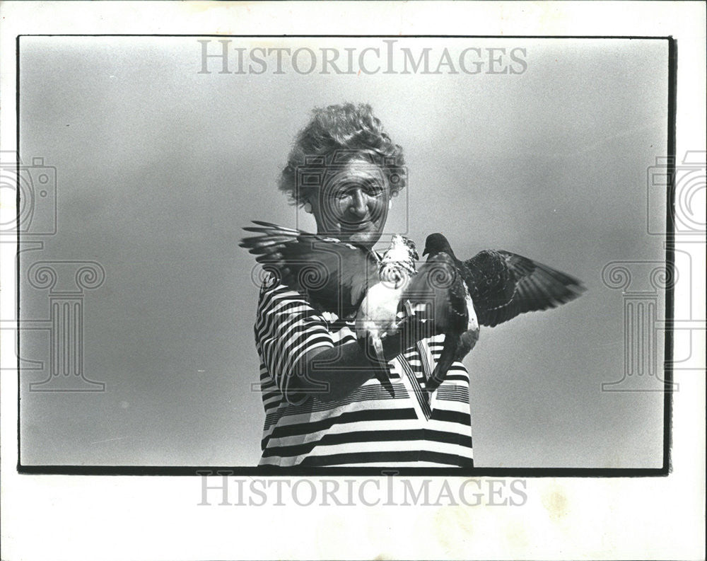 1990 Press Photo Eleanor Arens, Birdlady of Chicago - Historic Images
