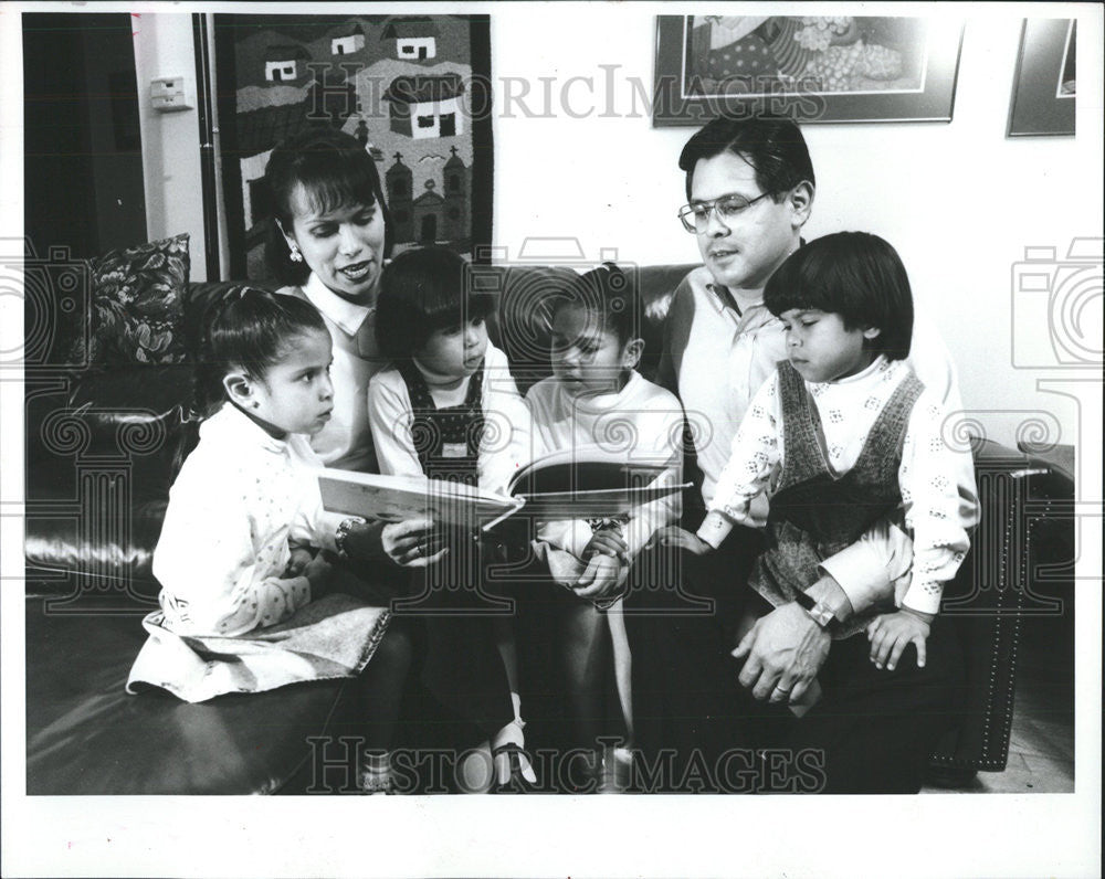 1990 Press Photo Leo Tolstoy American Ray Nancy Arias Illinois - Historic Images