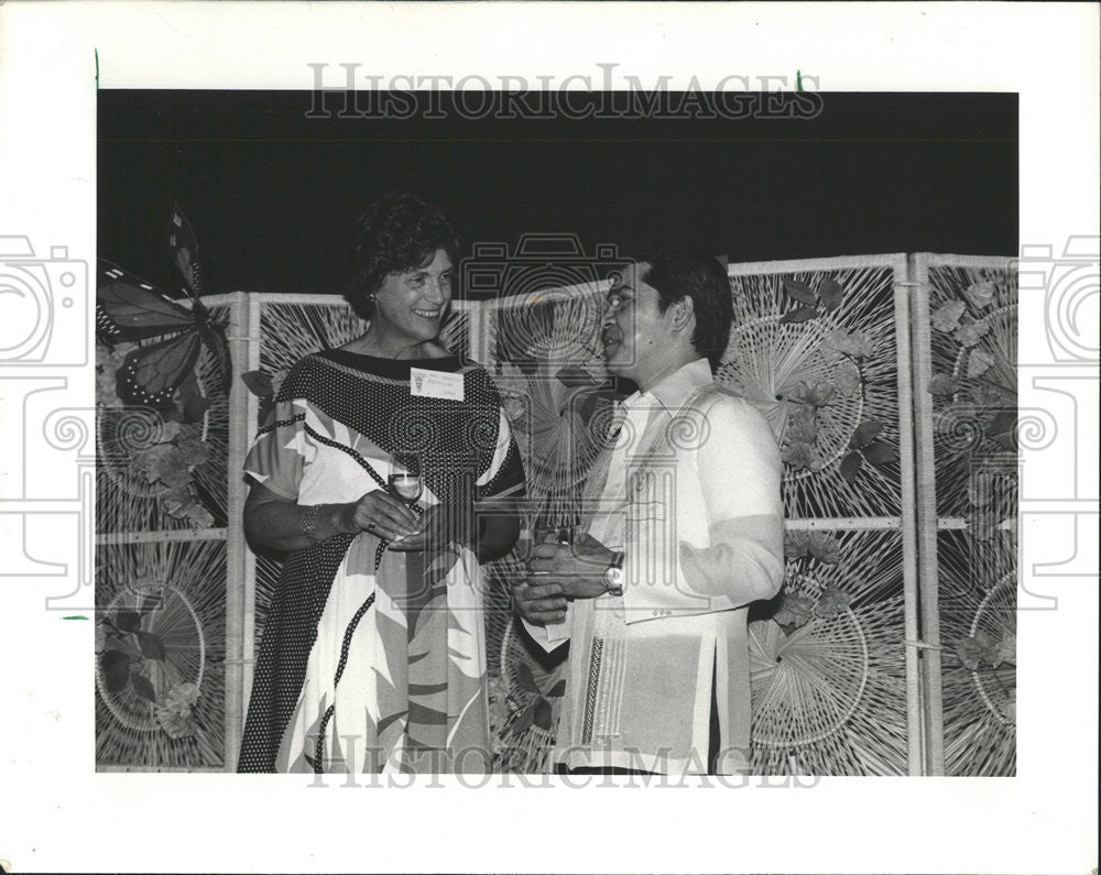 1982 Press Photo Jean Armor talks Hodolfo Sanchez Filed Museum  Philippines - Historic Images