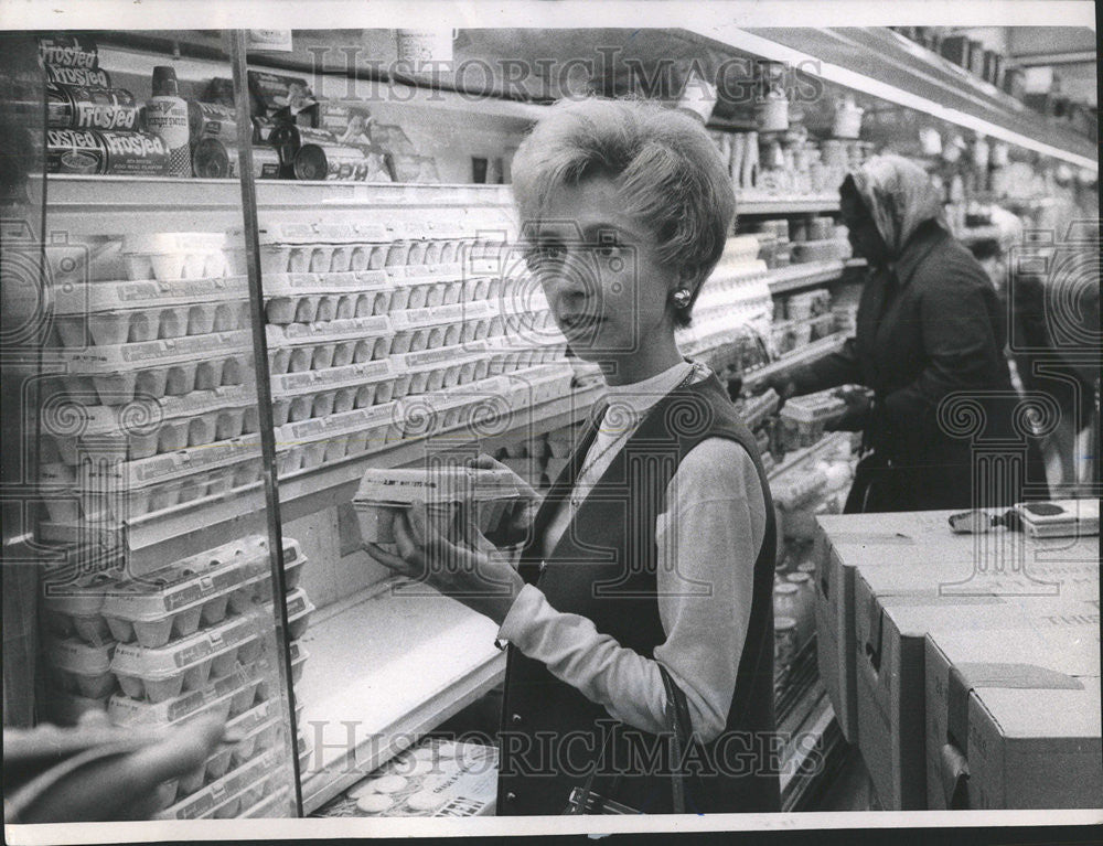 1971 Press Photo Jane Armstrong Jewel Food Stores Vice President Egg Cartons - Historic Images