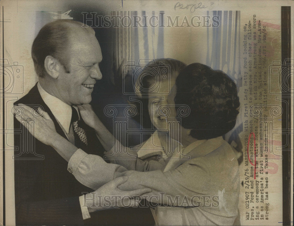 1976 Press Photo Washington Lady Betty Ford Anne Armstrong ceremony White House - Historic Images