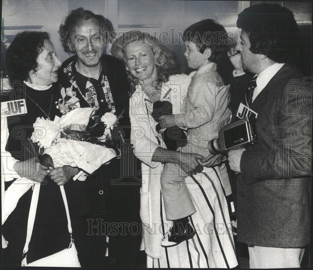 1979 Press Photo Soviet Union Prisoner Felix Aronovich &amp; Family O&#39;Hare Chicago - Historic Images