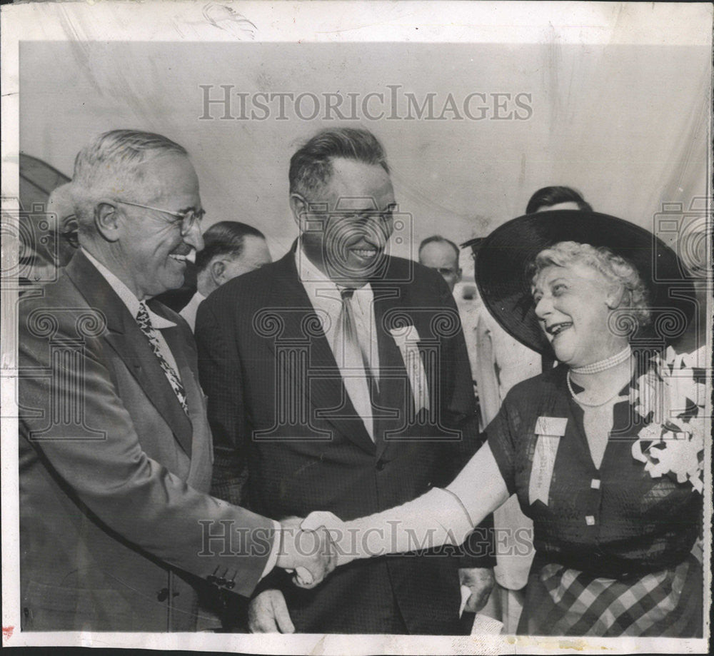 1951 Press Photo President Truman Greets Mrs H.H. Arnold - Historic Images