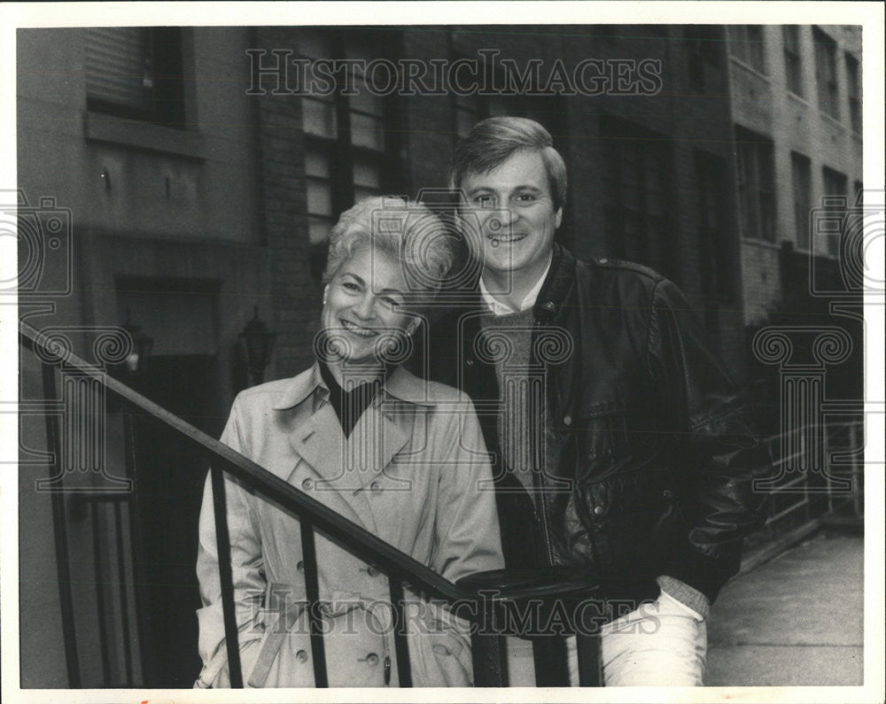 1987 Press Photo Dorinne/Richard Armstrong/Author/Book On First Apartment - Historic Images